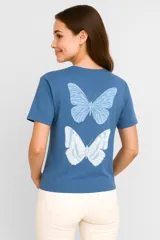 Remera azul de manga corta, corte holgado y cuello redondo.