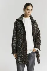 Tapado con estampado animal print en tonos marrones y negros, con cuello camisero, cierre con botones y bolsillos laterales.