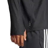 Remera deportiva de manga larga Adidas Own The Run, color negro con logo blanco en el pecho y tres tiras blancas en los hombros.