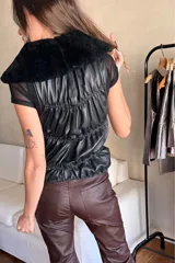 Chaleco de cuero ovino negro con doble cierre rose gold y cuello desmontable de lanar.