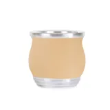 Mate de cerámica chico con boquilla y base de metal, recubierto en símil cuero color beige.