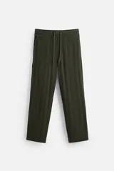 Pantalón verde oscuro con textura de rayas verticales, corte relaxed fit, cintura elástica ajustable con cordón, bolsillos delanteros y bolsillo trasero de parche.