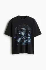 Remera negra de corte holgado con estampado de una cobra y el texto "Cobra Creek" en estilo gótico. El diseño incluye efectos de relámpagos y una imagen de fondo con personas y animales.