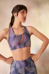 Top deportivo negro con estampado camuflado en tonos grises, breteles anchos y espalda deportiva.