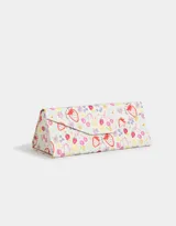 Estuche triangular plegable para anteojos con estampado de frutillas, cerezas y flores.