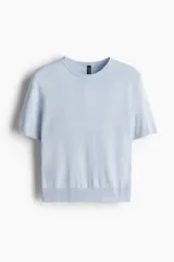 Remera celeste de punto fino suave, corte entallado, cuello redondo, mangas cortas y terminaciones acanaladas.