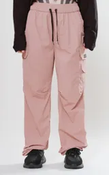 Pantalón cargo rosa con cintura elastizada y cordón ajustable. Botamangas ajustables con cordón elástico y tancas.