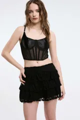 Bustier burdeos con copas de terciopelo y cuerpo de malla transparente con varillas verticales. Breteles finos regulables.