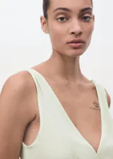 Vestido midi color verde agua, con escote en V y breteles finos. Presenta detalle de encaje en el busto y falda con corte evasé.