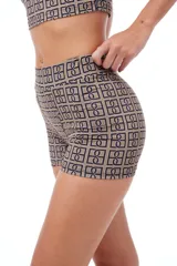Short tipo boxer de tela elastizada con estampado geométrico en tonos beige y marrón.