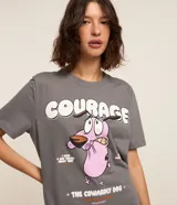 Remera gris de algodón con cuello redondo y mangas cortas. Estampado frontal con el personaje Courage the Cowardly Dog y el logo de la serie.