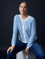 Cárdigan de punto tweed color beige, marca Ninety, con escote redondo, cierre frontal con botones metálicos dorados y bolsillos simulados.