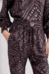 Pantalón tipo babucha de viscosa estampada, con caída fluida, cintura elastizada y cordón de ajuste con terminaciones metálicas.
