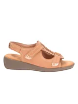 Sandalias bajas color tostado, con diseño calado en el empeine, ajuste con velcro y suela de goma.