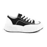 Championes blancos de cuero sintético con plataforma y cordones.