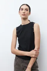 Top sin mangas color verde oliva, con cuello redondo y ojalillos metálicos decorativos a lo largo de la sisa.