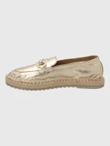 Mocasines color verde con detalle de hebilla dorada y suela de yute.