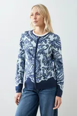 Chaqueta tejida color verde agua con estampado floral en azul marino, de corte recto y cuello redondo.