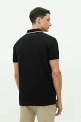 Remera polo verde militar con textura, corte regular, cuello clásico con detalles en azul marino y logo estampado en el pecho.