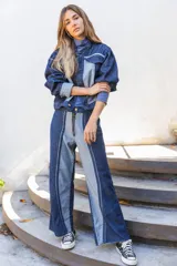 Campera clásica de jean confeccionada en denim con diseño de bloques en diferentes tonos de azul. Presenta abotonadura frontal y bolsillos delanteros.