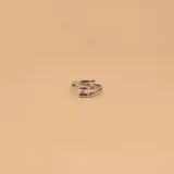 Anillo de plata 925 con diseño abierto y dos circonias engarzadas.