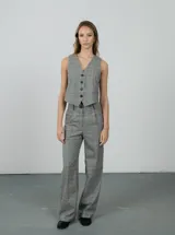 Pantalón sastrero de corte recto, confeccionado en 100% lana y diseño de cuadros.