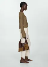 Pantalón crop de lino color crudo, de corte recto, con cintura elástica ajustable con cordón y bolsillos laterales.