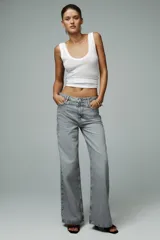 Pantalón de jean celeste de tiro alto, corte wide leg, con cinco bolsillos y cierre frontal con cremallera y botón.