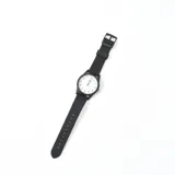 Reloj con malla negra y esfera blanca, diseño minimalista y moderno.