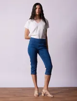 Jegging capri de algodón color azul denim, marca Erika. Tiene pretina elastizada, bolsillos delanteros simulados y bolsillos traseros aplicados.