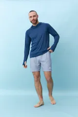 Short de baño a rayas verticales azules y blancas, con cintura elástica y cordón ajustable.