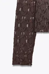 Camiseta negra de encaje con cuello alto y mangas largas.
