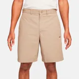 Short color beige de corte chino, con logo de Nike bordado en la pierna izquierda.