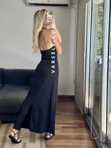 Vestido largo blanco de tejido cloque con licra, corte ajustado y breteles finos.