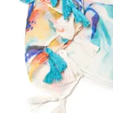 Pashmina de viscosa liviana con estampado floral multicolor y terminaciones con flecos.