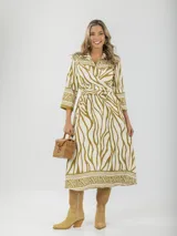 Vestido camisero con estampa acebrada en blanco y negro, de calce oversized y talle único. Incluye lazos para ajustar al cuerpo.