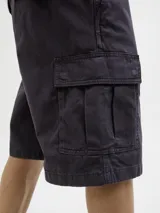 Short cargo negro de Jack & Jones, corte holgado, con múltiples bolsillos delanteros, traseros y laterales.