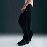 Pantalón deportivo negro de corte recto con cintura elástica y logo de Nike bordado en blanco en la pierna izquierda.