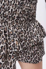 Minifalda con estampado de leopardo, tiro alto con elástico fruncido y volados superpuestos.