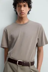 Camiseta blanca de algodón de peso medio, corte recto, cuello redondo y mangas cortas.