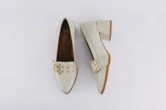 Zapato de cuero rojo con taco cuadrado y detalle de hebilla dorada.
