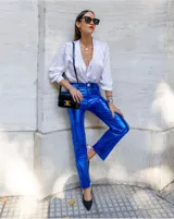 Pantalón de vestir azul eléctrico de corte recto y acabado brillante.