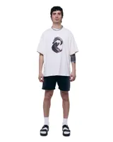 Short Cacique unisex de denim 100% algodón con acabado Gradient Black (degrade de negro a gris). Tiro medio, calce relajado y largo medio sobre la rodilla. Dobladillo con franja más oscura y bolsillos amplios.