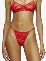 Bombacha tipo taparrabos confeccionada en encaje rojo con diseño floral. Presenta laterales de tira fina y el logo de la marca bordado en el panel frontal.