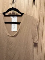 Blusa azul con escote en "v" y manga corta.