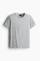Remera gris de algodón pima, corte ajustado, cuello redondo y mangas cortas.