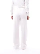 Pantalón de jogging color beige, de corte ancho y tiro alto, con cintura elástica ajustable con cordón.