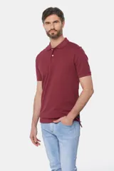 Remera polo color bordó de piqué liso, con cuello en rib y botones personalizados.