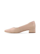 Zapato de cuero color beige con textura croco charolado y punta lisa al tono. Tiene un taco cuadrado de 3,5 cm, plantilla de cuero y suela de goma laqueada.