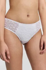 Conjunto de bikini rosado con estampado de leopardo. El corpiño es de corte triangular con breteles regulables y la bombacha es de corte clásico.